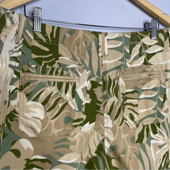 Chico’s Foliage Green Print Cargo Shorts - Picture 6 of 8